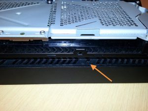 screw locale 300x225 آموزش رفع مشکل اجکت یا بیرون آمدن دیسک در کنسول PS4